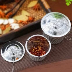 TeaLux 5-Delig RVS Theefilters Set Met Maatlepel En Lekbakjes En Knijper - Theezeef Voor Losse Thee En Kruiden - Tea InfuserStrainer Giftset - Verse Thee FilterZeef Cadeau Pakket - Kruidenbuiltje Ei Met Onderzetters - Geschenkset -Koffie Kortings Winkel 1200x1200 307