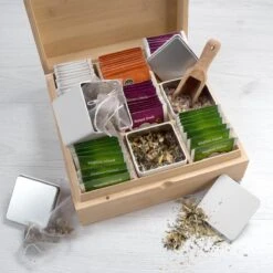 Theedoos Van ZENZYTEA® - Bamboe - Theedoos 9 Vaks - Inclusief 3 Theeblikken Voor Losse Thee - Geschikt Voor Grote & Kleine Theezakjes - Vierkant - Grote Vakken - Luxe Verpakking - Cadeau -Koffie Kortings Winkel 1200x1200 323