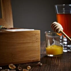 Lumaland Cuisine - Theedoos Van Bamboe - Theebox Met 8 Vakken - Duurzam Decoratief Materiaal - Ca. 28 X 16 X 9 Cm -Koffie Kortings Winkel 1200x1200 346