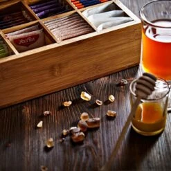 Lumaland Cuisine - Theedoos Van Bamboe - Theebox Met 8 Vakken - Duurzam Decoratief Materiaal - Ca. 28 X 16 X 9 Cm -Koffie Kortings Winkel 1200x1200 347