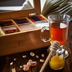 Lumaland Cuisine - Theedoos Van Bamboe - Theebox Met 8 Vakken - Duurzam Decoratief Materiaal - Ca. 28 X 16 X 9 Cm -Koffie Kortings Winkel 1200x1200 348