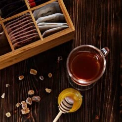 Lumaland Cuisine - Theedoos Van Bamboe - Theebox Met 8 Vakken - Duurzam Decoratief Materiaal - Ca. 28 X 16 X 9 Cm -Koffie Kortings Winkel 1200x1200 349