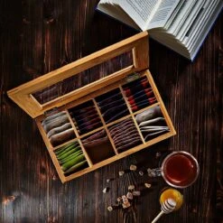 Lumaland Cuisine - Theedoos Van Bamboe - Theebox Met 8 Vakken - Duurzam Decoratief Materiaal - Ca. 28 X 16 X 9 Cm -Koffie Kortings Winkel 1200x1200 350