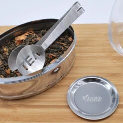 Theezeef Met Handvat Inclusief Lekplaatje En Kruiden Knijper - Thee Ei Voor Losse Thee - Theefilter Voor Losse Thee - Thee Infuser -Koffie Kortings Winkel 1200x1200 366