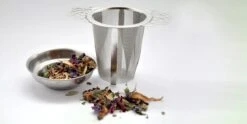 Theefilter RVS - Theezeef Losse Thee Voor Kop Of Hele Pot Met Houder En Lekbakje -Koffie Kortings Winkel 1200x601