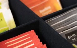 CasaLupo Theedoos Zwart 9-vaks - Met Fluweel - 23 X 23 Cm -Koffie Kortings Winkel 1200x751