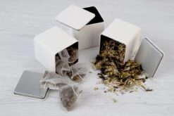 Theedoos Van ZENZYTEA® - Bamboe - Theedoos 9 Vaks - Inclusief 3 Theeblikken Voor Losse Thee - Geschikt Voor Grote & Kleine Theezakjes - Vierkant - Grote Vakken - Luxe Verpakking - Cadeau -Koffie Kortings Winkel 1200x800 27