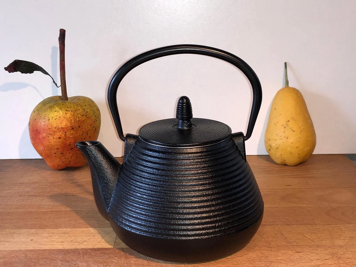 Zeer Mooie Gietijzeren Theepot 0.8 L Zwart, Van Het Merk LEIJZER Design. 3 Zeer Mooie Gietijzeren Theepot 0.8 L Zwart, Van Het Merk LEIJZER Design.