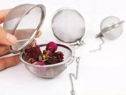 Kruidenei - Kruidenbuil - Kruidenfilter - Kruidenbol - Kruidenzeef - Filter Voor Kruiden - Thee Ei - Theezeef - 5,5CM Doorsnee 9 Kruidenei - Kruidenbuil - Kruidenfilter - Kruidenbol - Kruidenzeef - Filter Voor Kruiden - Thee Ei - Theezeef - 5,5CM Doorsnee -Koffie Kortings Winkel 1200x903 3