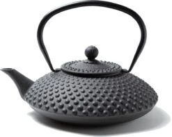 Tealøv THEE SET 1,25 LITER GIETIJZER | COMPLETE SET IN GESCHENKDOOS | Gietijzeren Theepot Met Roestvrijstalen Zeef, Gietijzeren Theekopjes En Onderzetter | In Authentiek Japanse Stijl | Kambin Zwart -Koffie Kortings Winkel 1200x957 4