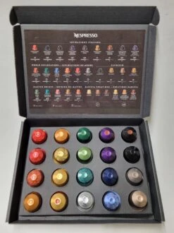 Koffie Proeverij Pakket Met 20 Stuks Verschillende Smaken En Mystery Card 'Enjoy The Sweet Moment' Met Persoonlijke (video) Boodschap | Verjaardag | Sinterklaas | Kerstpakket | Vaderdag | Moederdag | Jubileum | Valentijnsdag -Koffie Kortings Winkel 899x1200 1